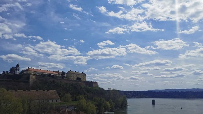 Umereno oblačno i toplo